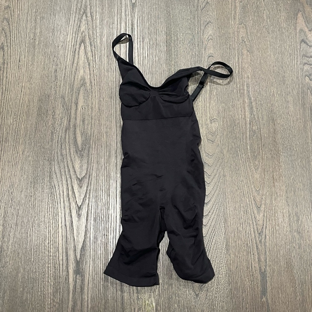 NWOT Skims Sculpting Bodysuit Mid Thigh W. Open Gusset Onyx - Size L/XL